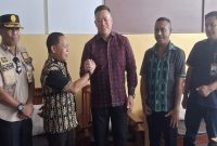 Bupati Ngada, Raymundus Bena (kiri) jabat tangan direkturpemasaran bank NTT usai tanda tangani PKS di Bajawa. 