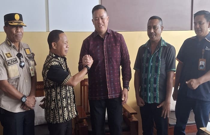 Bupati Ngada, Raymundus Bena (kiri) jabat tangan direkturpemasaran bank NTT usai tanda tangani PKS di Bajawa. 