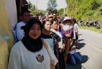 Beberapa warga berjilbab dengan penuh perhatian menyaksikan setiap adegan tablo jalan salib yang diperankan elemen umat Katolik Wilayah I Reo, Jumat (3/4/2026). Foto Wall Abulat