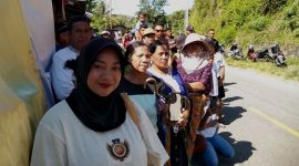 Beberapa warga berjilbab dengan penuh perhatian menyaksikan setiap adegan tablo jalan salib yang diperankan elemen umat Katolik Wilayah I Reo, Jumat (3/4/2026). Foto Wall Abulat