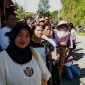Beberapa warga berjilbab dengan penuh perhatian menyaksikan setiap adegan tablo jalan salib yang diperankan elemen umat Katolik Wilayah I Reo, Jumat (3/4/2026). Foto Wall Abulat