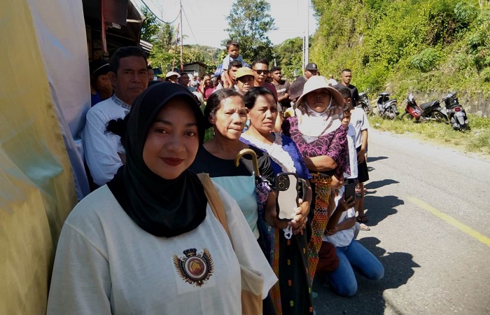 Beberapa warga berjilbab dengan penuh perhatian menyaksikan setiap adegan tablo jalan salib yang diperankan elemen umat Katolik Wilayah I Reo, Jumat (3/4/2026). Foto Wall Abulat