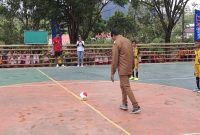 Camat Bajawa Stephanus FH Dore, melakukan tendangan perdana Futsal SDK Regina Pacis Bajawa Vs SDI Waturutu, di lapangan Futsal SDI Waturutu,Selasa (28/4/2026). 