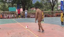 Camat Bajawa Stephanus FH Dore, melakukan tendangan perdana Futsal SDK Regina Pacis Bajawa Vs SDI Waturutu, di lapangan Futsal SDI Waturutu,Selasa (28/4/2026). 
