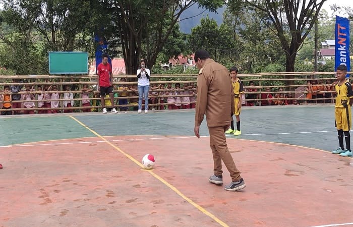 Camat Bajawa Stephanus FH Dore, melakukan tendangan perdana Futsal SDK Regina Pacis Bajawa Vs SDI Waturutu, di lapangan Futsal SDI Waturutu,Selasa (28/4/2026). 