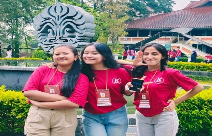 Tiga siswa SMAK Recis Bajawa siap menempuh pendidikan tinggi di Universitas Indonesia.