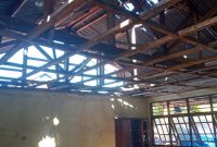 Atap Bolong dan Plafon Terlepas. Kondisi SDK Hewa, Kabupaten Flores Timur, NTT