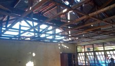 Atap Bolong dan Plafon Terlepas. Kondisi SDK Hewa, Kabupaten Flores Timur, NTT