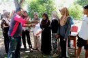 Kepsek SMA Negeri 1 Nangapanda, Simon Lowa, S.Pd (kiri) menyerahkan daging qurban kepada warga yang berhak menerimanya, Rabu (27/5/2026).