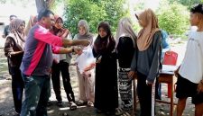 Kepsek SMA Negeri 1 Nangapanda, Simon Lowa, S.Pd (kiri) menyerahkan daging qurban kepada warga yang berhak menerimanya, Rabu (27/5/2026).