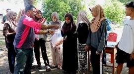 Kepsek SMA Negeri 1 Nangapanda, Simon Lowa, S.Pd (kiri) menyerahkan daging qurban kepada warga yang berhak menerimanya, Rabu (27/5/2026).