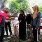 Kepsek SMA Negeri 1 Nangapanda, Simon Lowa, S.Pd (kiri) menyerahkan daging qurban kepada warga yang berhak menerimanya, Rabu (27/5/2026).