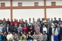Para peserta, tokoh lintas agama, pemuda OMK, serta Remaja Masjid berfoto bersama di Aula Paroki St. Mikael Kumba, Ruteng, Sabtu malam (18/7/2026).