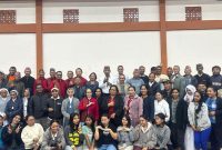 Para peserta, tokoh lintas agama, pemuda OMK, serta Remaja Masjid berfoto bersama di Aula Paroki St. Mikael Kumba, Ruteng, Sabtu malam (18/7/2026).