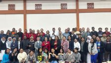 Para peserta, tokoh lintas agama, pemuda OMK, serta Remaja Masjid berfoto bersama di Aula Paroki St. Mikael Kumba, Ruteng, Sabtu malam (18/7/2026).