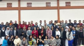 Para peserta, tokoh lintas agama, pemuda OMK, serta Remaja Masjid berfoto bersama di Aula Paroki St. Mikael Kumba, Ruteng, Sabtu malam (18/7/2026).
