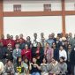 Para peserta, tokoh lintas agama, pemuda OMK, serta Remaja Masjid berfoto bersama di Aula Paroki St. Mikael Kumba, Ruteng, Sabtu malam (18/7/2026).