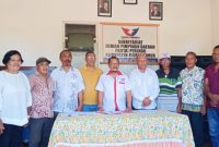 Ketua DPD Partai Perindo Kabupaten Flores Timur, Plasidus Fernandez bersama pengurus dan Anggota DPRD Kabupaten Flores Timur, Yakobus Mikhael Krizik Basa Lewar pose bersama usai memberi keterangan kepada wartawan di Kantor DPD Partai Perindo Kabupaten Flores Timur, Sabtu (22/8/2026).