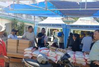 Pastor Paroki Reo Romo Mansu Pimpin Pengepakan Bantuan untuk Didistribusikan ke Belasan Wilayah Terpencil