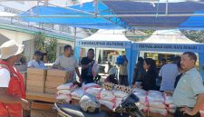 Pastor Paroki Reo Romo Mansu Pimpin Pengepakan Bantuan untuk Didistribusikan ke Belasan Wilayah Terpencil