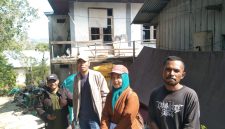 Tim Dinas Pertanian, Kabupaten Manggarai melakukan pendataan rumah dan bangunan yang mengalami kerusakan dari RT ke RT.