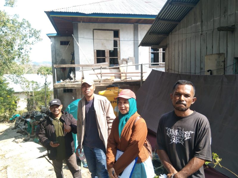 Tim Dinas Pertanian, Kabupaten Manggarai melakukan pendataan rumah dan bangunan yang mengalami kerusakan dari RT ke RT.
