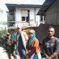Tim Dinas Pertanian, Kabupaten Manggarai melakukan pendataan rumah dan bangunan yang mengalami kerusakan dari RT ke RT.