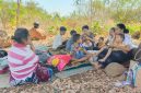 Warga Desa Aeramo, Kecamatan Aesesa, Kabupaten Nagekeo Mengungsi di bukit.
