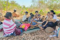 Warga Desa Aeramo, Kecamatan Aesesa, Kabupaten Nagekeo Mengungsi di bukit.