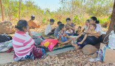 Warga Desa Aeramo, Kecamatan Aesesa, Kabupaten Nagekeo Mengungsi di bukit.