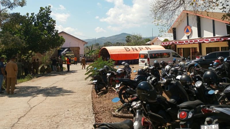 Suasana di Posko bantuan gempa Flores zona Mabar NTT di halaman Kantor BPBD Mabar di Labuan Bajo, Selasa (18/8/2026).