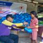 Masyarakat Desa Benteng Tawa Kecamatan Riung Barat Kabupaten Ngada Nusa Tenggara Timur Menerima Bantuan Tanggap Darurat Bencana di Posko IKAL Lemhannas Peduli Bencana Flores Oleh RD. Dr. Rofinus Neto Wuli. S. Fil., M.Si (Han) Ketua DPD IKAL Lemhannas NTT (Senin, 24/08/2026). (Foto dok ist)