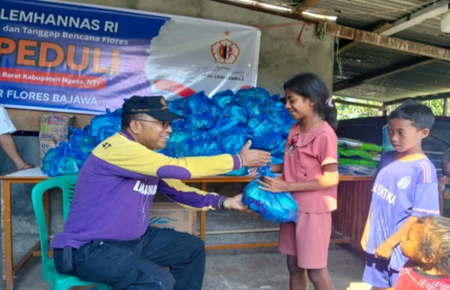 Masyarakat Desa Benteng Tawa Kecamatan Riung Barat Kabupaten Ngada Nusa Tenggara Timur Menerima Bantuan Tanggap Darurat Bencana di Posko IKAL Lemhannas Peduli Bencana Flores Oleh RD. Dr. Rofinus Neto Wuli. S. Fil., M.Si (Han) Ketua DPD IKAL Lemhannas NTT (Senin, 24/08/2026). (Foto dok ist)