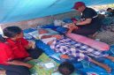 Seorang dokter sedang memeriksa salah satu warga terdampak gempa di Kecamatan Reok, Kabupaten Manggarai.
