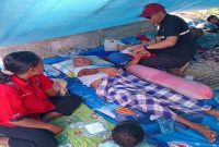Seorang dokter sedang memeriksa salah satu warga terdampak gempa di Kecamatan Reok, Kabupaten Manggarai.