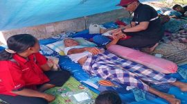 Seorang dokter sedang memeriksa salah satu warga terdampak gempa di Kecamatan Reok, Kabupaten Manggarai.