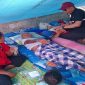 Seorang dokter sedang memeriksa salah satu warga terdampak gempa di Kecamatan Reok, Kabupaten Manggarai.