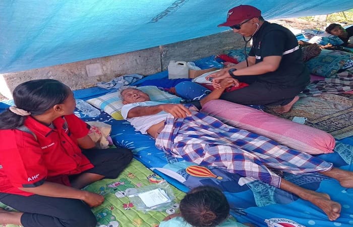 Seorang dokter sedang memeriksa salah satu warga terdampak gempa di Kecamatan Reok, Kabupaten Manggarai.