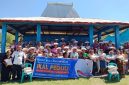 Masyarakat Desa Turamuri, Kecamatan Bajawa Utara, Kabupaten Ngada, Nusa Tenggara Timur menerima bantuan tanggap darurat bencana di Posko IKAL Lemhannas Peduli Bencana Flores, Minggu (23/8/2028).