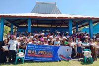 Masyarakat Desa Turamuri, Kecamatan Bajawa Utara, Kabupaten Ngada, Nusa Tenggara Timur menerima bantuan tanggap darurat bencana di Posko IKAL Lemhannas Peduli Bencana Flores, Minggu (23/8/2028).