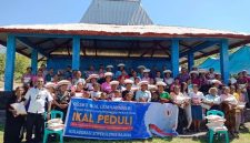 Masyarakat Desa Turamuri, Kecamatan Bajawa Utara, Kabupaten Ngada, Nusa Tenggara Timur menerima bantuan tanggap darurat bencana di Posko IKAL Lemhannas Peduli Bencana Flores, Minggu (23/8/2028).