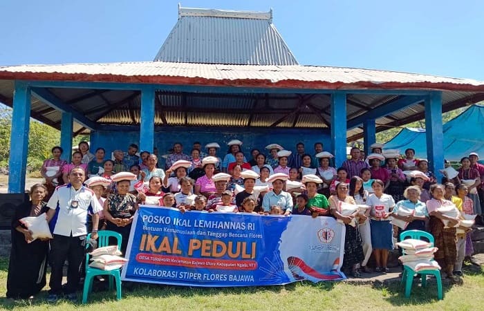 Masyarakat Desa Turamuri, Kecamatan Bajawa Utara, Kabupaten Ngada, Nusa Tenggara Timur menerima bantuan tanggap darurat bencana di Posko IKAL Lemhannas Peduli Bencana Flores, Minggu (23/8/2028).