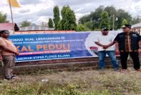 Gubernur Nusa Tenggara Timur (NTT) Melki Laka Lena mengunjungi warga terdampak gempa yang mengungsi di Posko IKAL Lemhannas Peduli di Desa Lengkosambi, Kecamatan Riung, Kabupaten Ngada, Sabtu (22/8/2026).