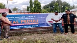 Gubernur Nusa Tenggara Timur (NTT) Melki Laka Lena mengunjungi warga terdampak gempa yang mengungsi di Posko IKAL Lemhannas Peduli di Desa Lengkosambi, Kecamatan Riung, Kabupaten Ngada, Sabtu (22/8/2026).