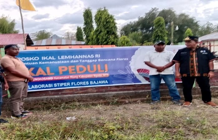 Gubernur Nusa Tenggara Timur (NTT) Melki Laka Lena mengunjungi warga terdampak gempa yang mengungsi di Posko IKAL Lemhannas Peduli di Desa Lengkosambi, Kecamatan Riung, Kabupaten Ngada, Sabtu (22/8/2026).