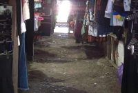 Lantai Pasar Batu Cermin kini tinggal tanah,berdebu dan mengotori jualan pedagang.  