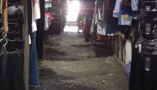 Lantai Pasar Batu Cermin kini tinggal tanah,berdebu dan mengotori jualan pedagang.  