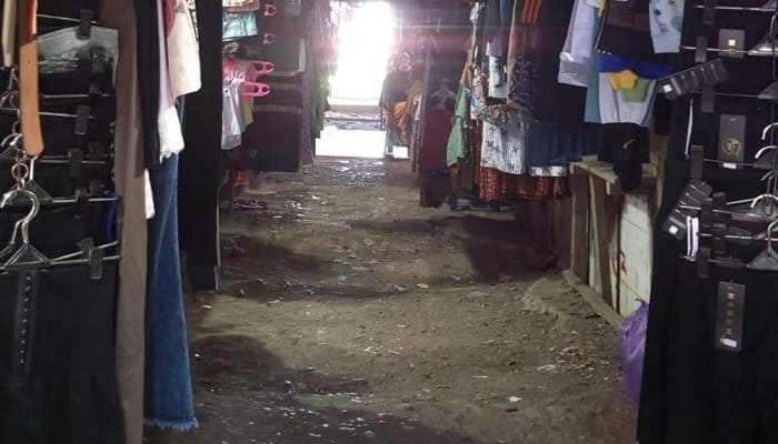 Lantai Pasar Batu Cermin kini tinggal tanah,berdebu dan mengotori jualan pedagang.  