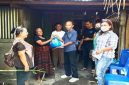 Anggota Tim Pemberdayaan DPP Paroki Onekore Menyerahkan bantuan sembako kepada keluarga di KUB Niorewa 4,Sabtu (8/8/2026).