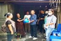Anggota Tim Pemberdayaan DPP Paroki Onekore Menyerahkan bantuan sembako kepada keluarga di KUB Niorewa 4,Sabtu (8/8/2026).